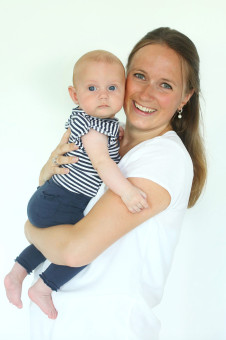 Stralende-mama-met-baby-woerden-Bouman-fotografie