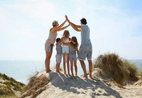 Spontane-gezinsfotografie-woerden-strand-genieten-plezier-rennen-water-familie
