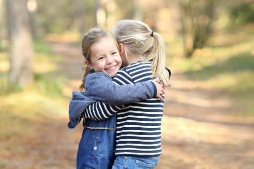 spontane-kinderotografie-bij-Paula-Bouman-Fotografie-in-Woerden-op-locatie-met-natuurlijk-licht-