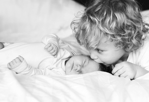 Newbornfotografie-making-memories-big-brother-liefde-Paula-Bouman-fotografie